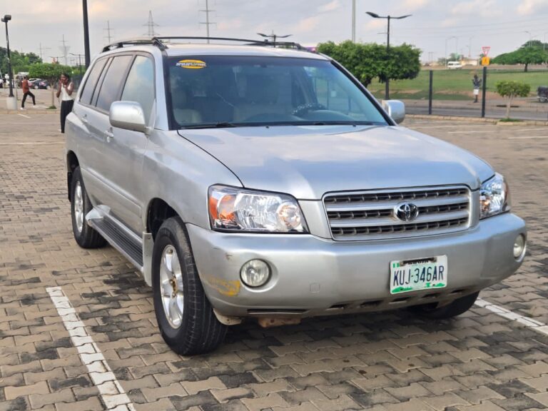 Super Sharp First body  Toyota Highlander 2004 With Untampered Engine and gear box (Iron gasket) AC chilling  Interior is clean 💯 New tyres  4.5M ABUJA