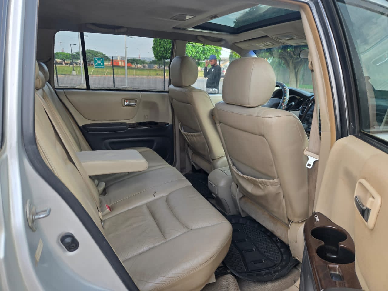 
								Super Sharp First body  Toyota Highlander 2004 With Untampered Engine and gear box (Iron gasket) AC chilling  Interior is clean 💯 New tyres  4.5M ABUJA full									