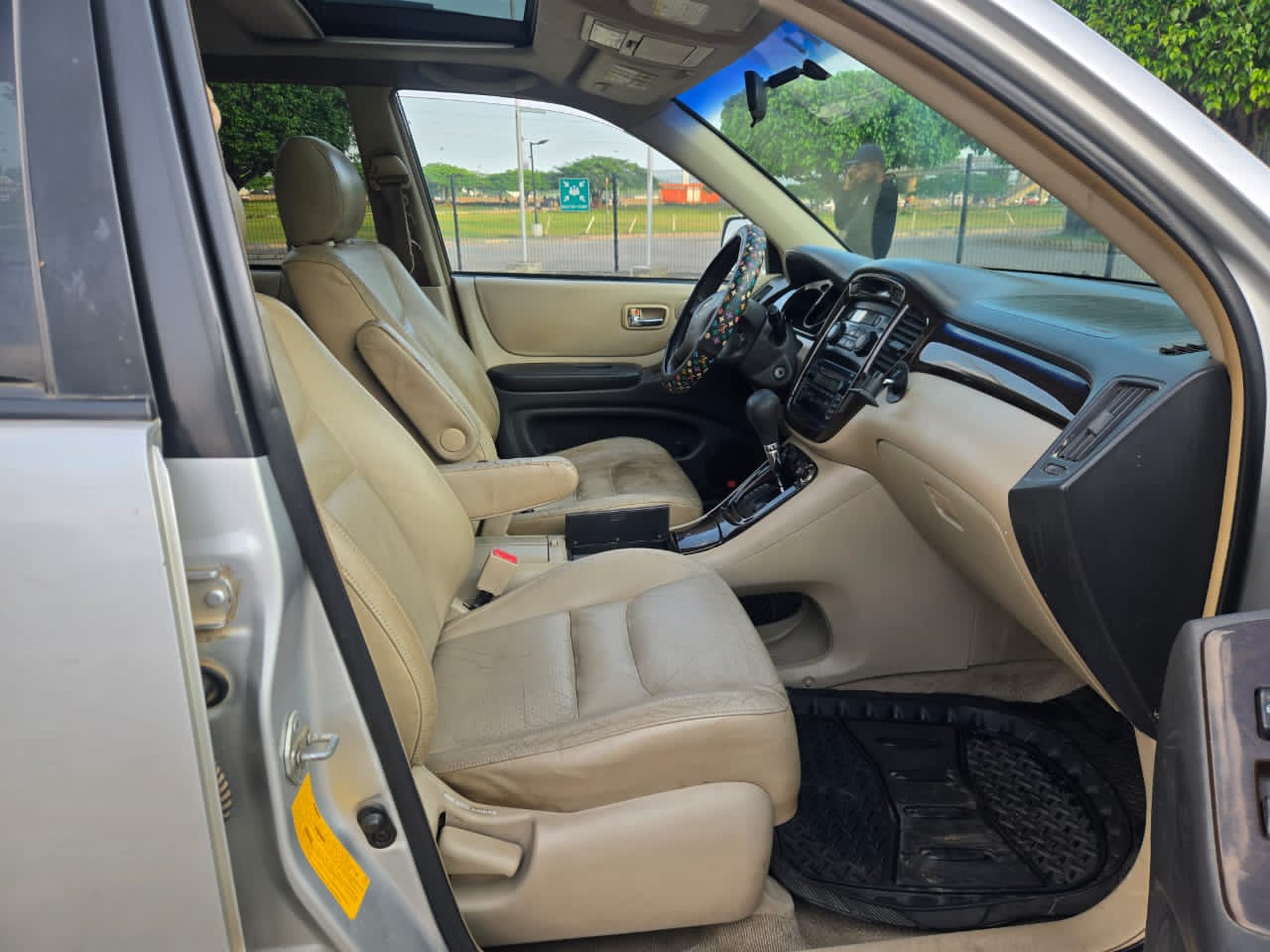
								Super Sharp First body  Toyota Highlander 2004 With Untampered Engine and gear box (Iron gasket) AC chilling  Interior is clean 💯 New tyres  4.5M ABUJA full									