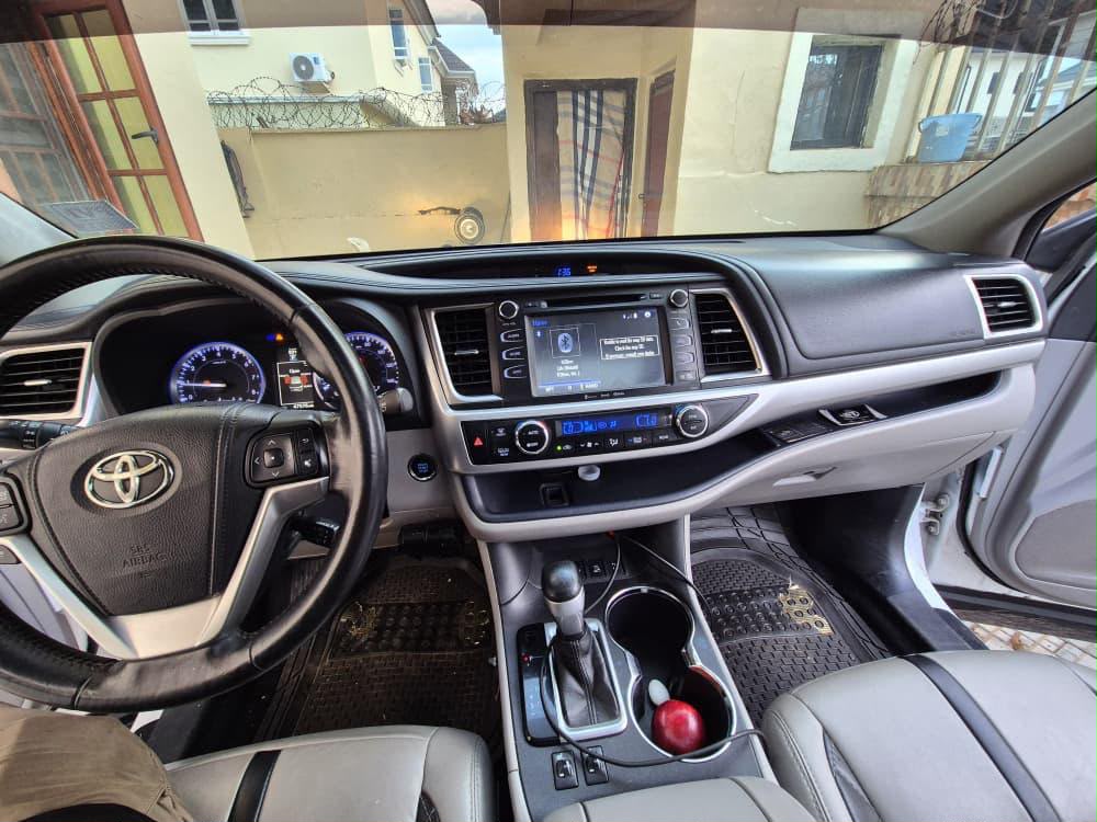 
								Neatly used 2015 Toyota Highlander  Untampered engine and gear 17M  Kubwa full									