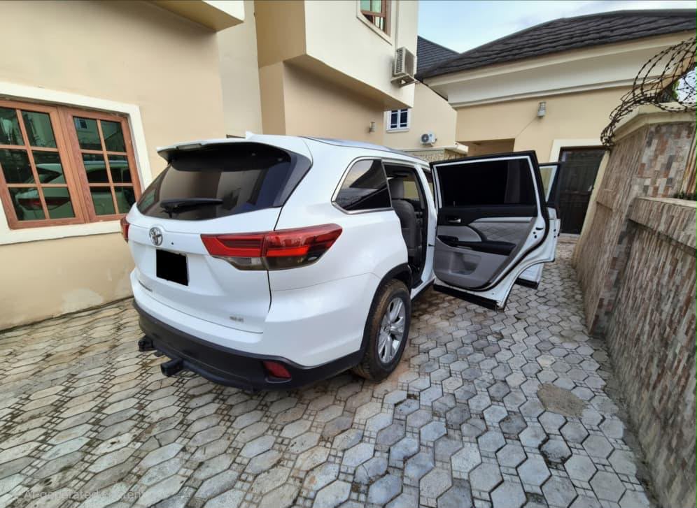 
								Neatly used 2015 Toyota Highlander  Untampered engine and gear 17M  Kubwa full									