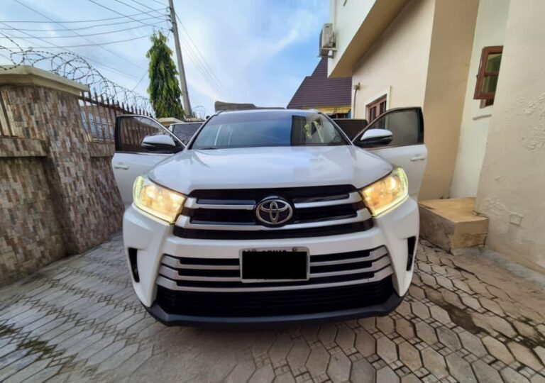 Neatly used 2015 Toyota Highlander  Untampered engine and gear 17M  Kubwa