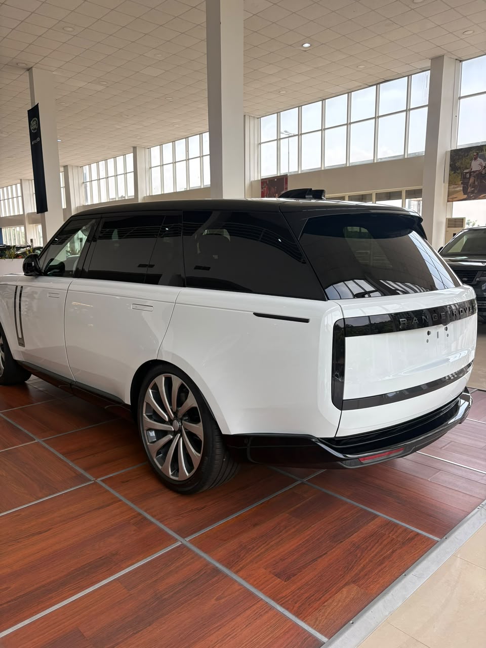
								IDAN DEAL‼️‼️‼️ BRAND NEW RANGE-ROVER AUTOBIOGRAPHY 2025 GOING FOR JUST 492M NET WITH SAMBO LOCATION ABUJA📍 ZERO CHAIN DEAL full									
