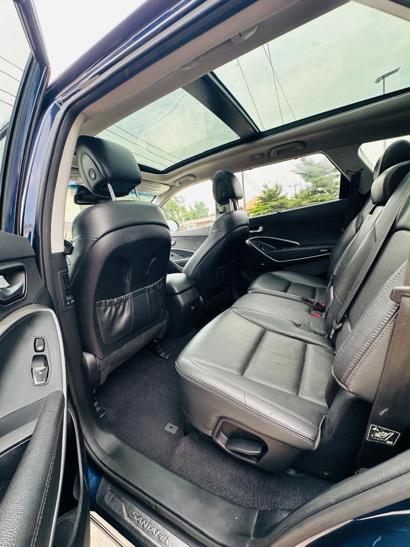 
								SUPER CLEAN DIRECT BELGIUM 2017 HYUNDAI SANTAFE. THE LIMITED EDITION XL. FULLEST OPTION.THREE SEATERS, PANORAMIC ROOF, PUSH TO START BOTTON, ALL ROUND PARKING ASSIST, POWER BOOT & E.T.C. GOING FOR 19.3M ONLY. full									