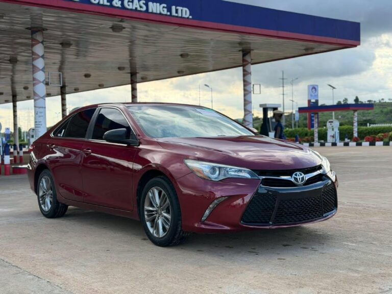 EXTREMELY SHARP  GRADE FOREIGN USED 2017 ON BELT TOYOTA CAMRY SE, MINT INTERIOR, NO SINGLE 9JA PAINT WITH UNTAMPARED ENGINE ND GEAR.GOING FOR JUST 14.7M