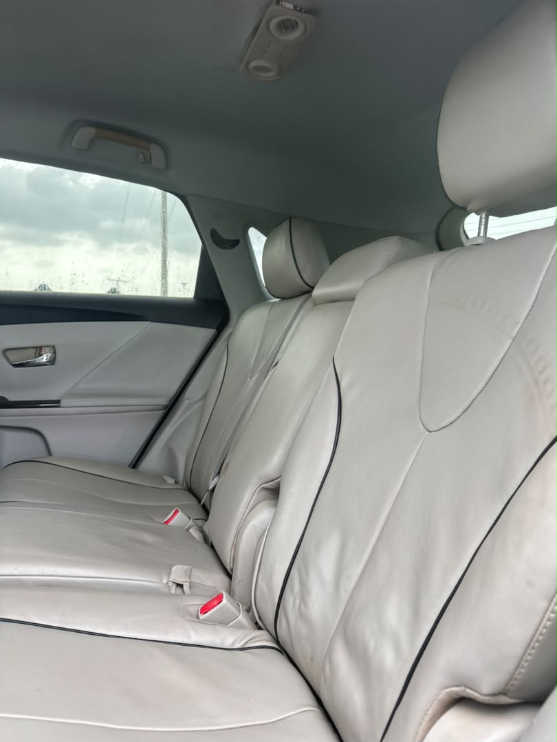 
								Giveaway Deal‼️‼️‼️ Carefully Used V6 2011/12 Toyota Venza (AWD) car is in pristine condition (Reverse Cam, Keyless, Power Boot, Android Screen & More) with duty going for just 9.5m Net with me Lugbe Abuja📍 ZERO CHAIN DEAL full									
