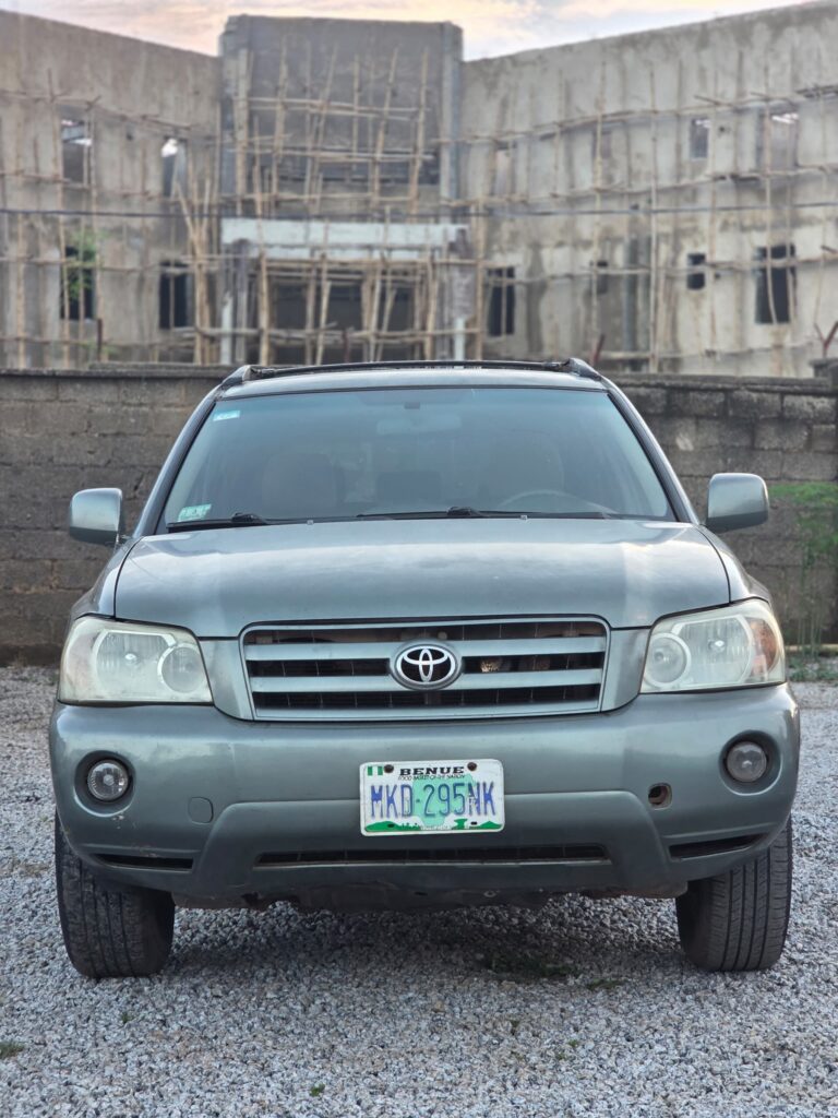 Mad Distress alert ⚠️ 📢 Belgium Standard Toyota highlander 2006 model 3SEATERS rows FIRSTBODY with untampered engine and gear Ac chilling well Buy and drive absolutely nothing to fix Accident free 👉 5.5m buyer settle 100k Location Abacha road Nyanya Abuja deal Car is with me directly