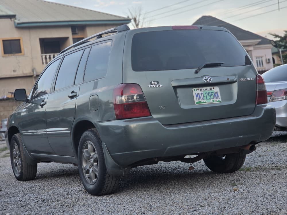 
								Mad Distress alert ⚠️ 📢 Belgium Standard Toyota highlander 2006 model 3SEATERS rows FIRSTBODY with untampered engine and gear Ac chilling well Buy and drive absolutely nothing to fix Accident free 👉 5.5m buyer settle 100k Location Abacha road Nyanya Abuja deal Car is with me directly full									