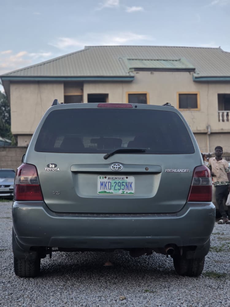 
								Mad Distress alert ⚠️ 📢 Belgium Standard Toyota highlander 2006 model 3SEATERS rows FIRSTBODY with untampered engine and gear Ac chilling well Buy and drive absolutely nothing to fix Accident free 👉 5.5m buyer settle 100k Location Abacha road Nyanya Abuja deal Car is with me directly full									