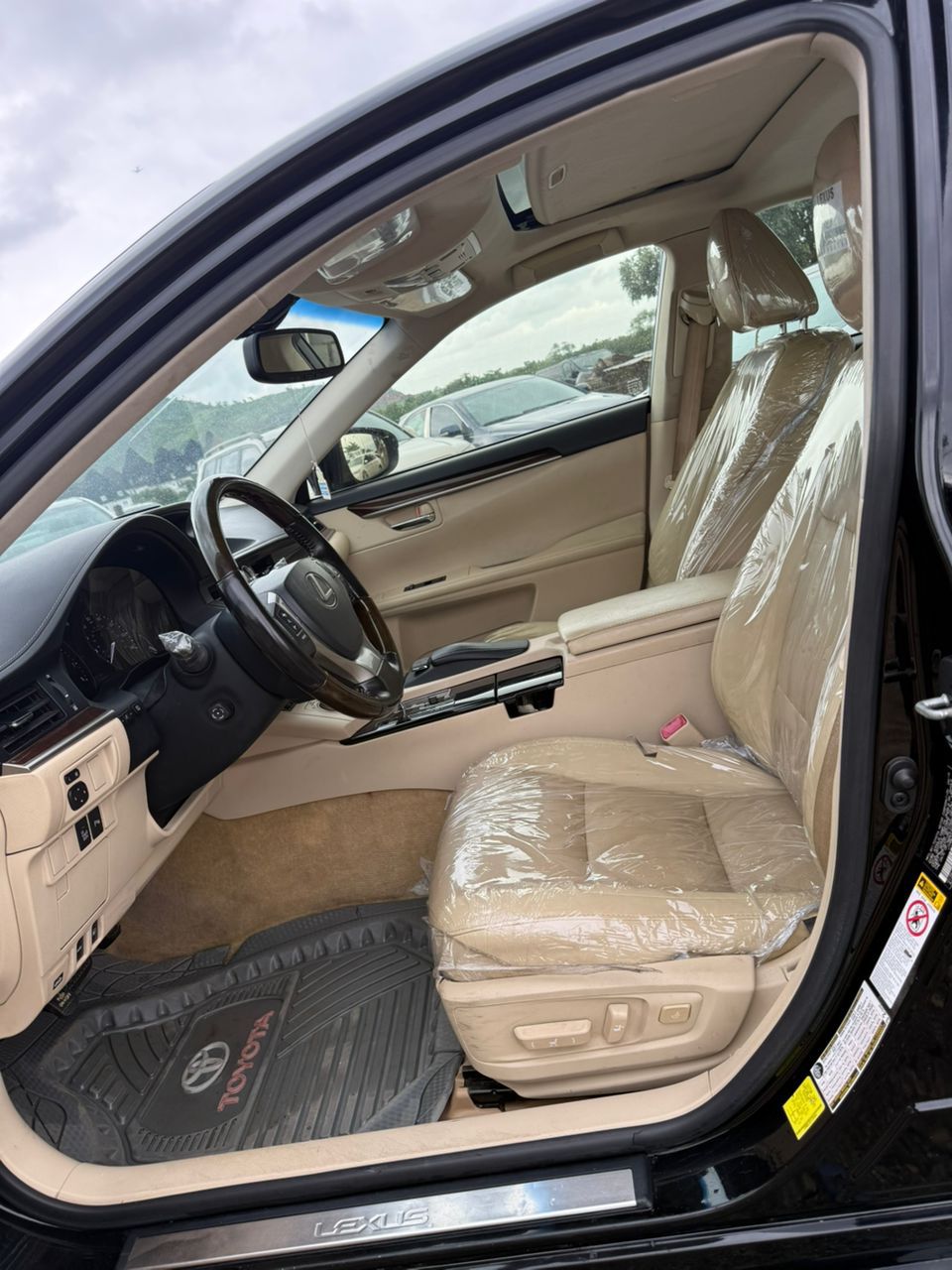 
								FOREIGN USED 🇺🇸 2015 LEXUS ES350 WITH PUSH TO START, SUNROOF AND VERIFIED DUTY VALID FOR 20.5 MILLION NAIRA ONLY full									