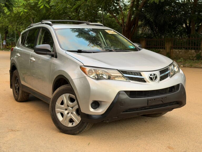 Extremely clean foreign used 2015 Toyota RAV4 LE with original Duty with nothing to fix going for just 18m 200k sambo abujadeal