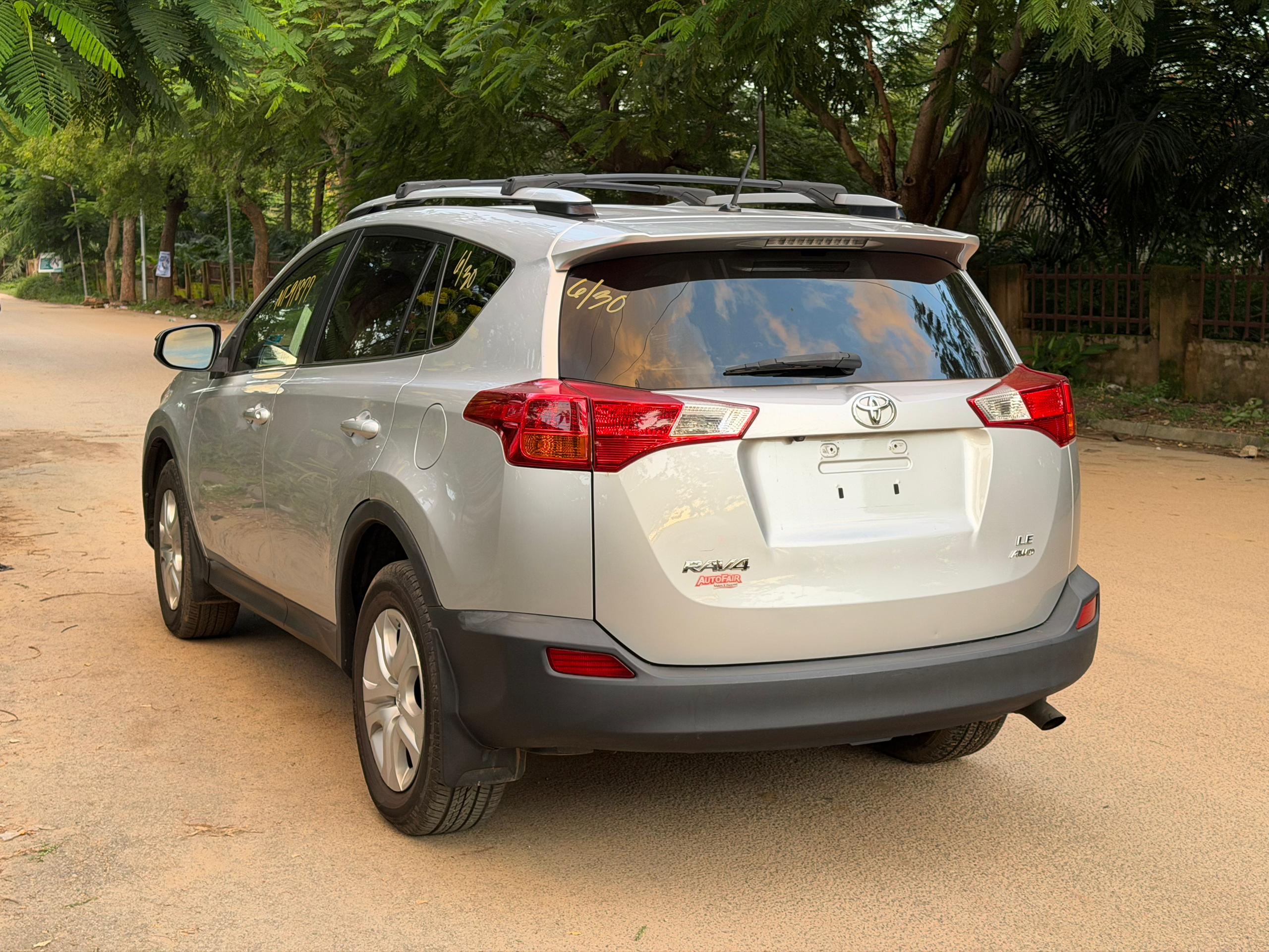 
								Extremely clean foreign used 2015 Toyota RAV4 LE with original Duty with nothing to fix going for just 18m 200k sambo abujadeal full									