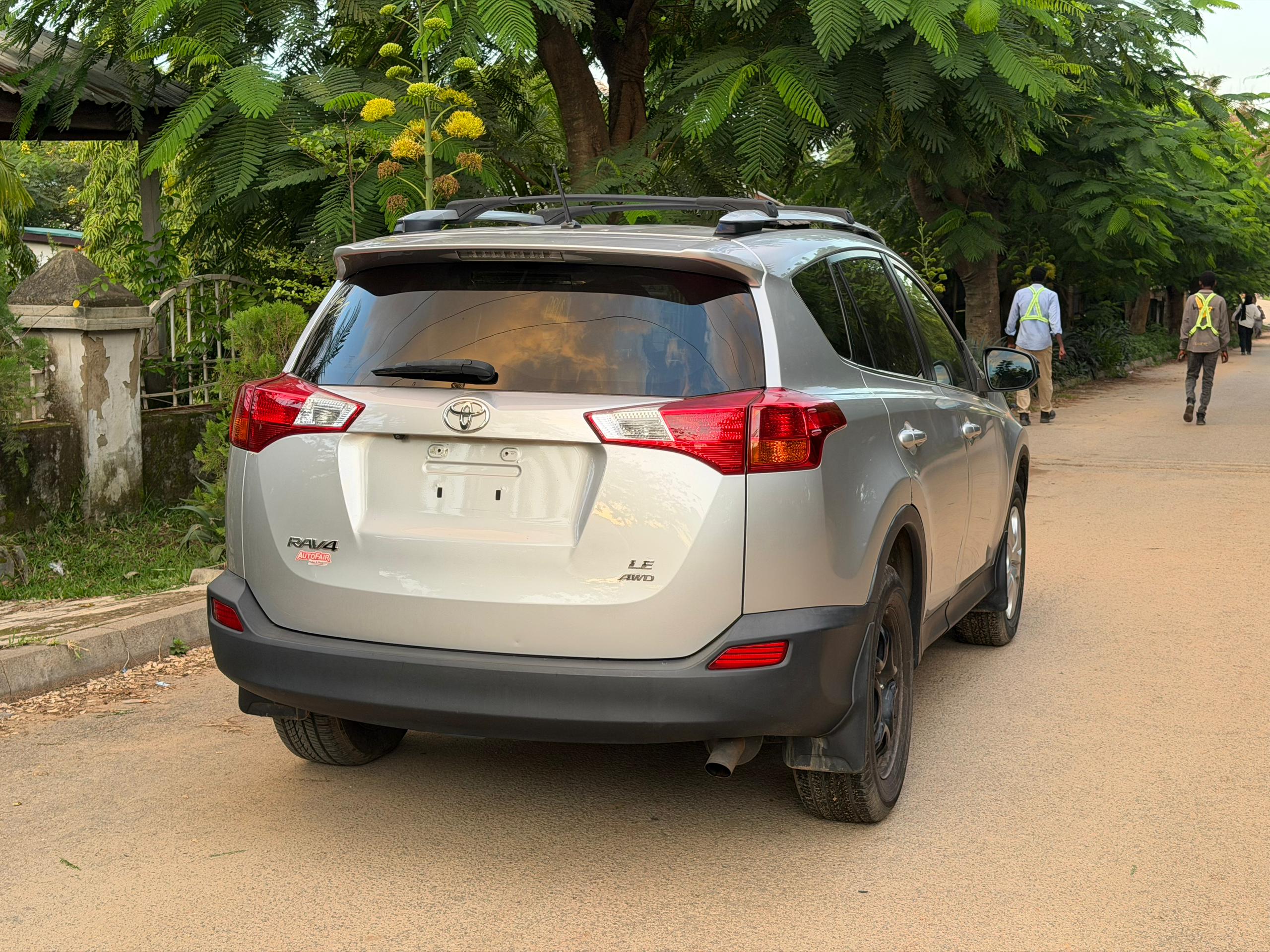 
								Extremely clean foreign used 2015 Toyota RAV4 LE with original Duty with nothing to fix going for just 18m 200k sambo abujadeal full									