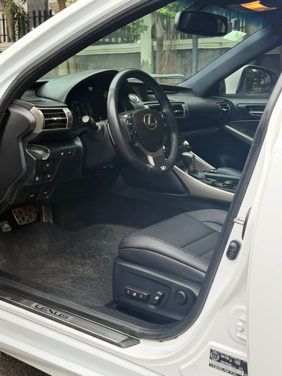
								FOREIGN USED 2015 LEXUS IS350 AWD FSPORT // SUNROOF // KEYLESS // WITH ORIGINAL CUSTOMS DUTY GOING FOR 22M full									