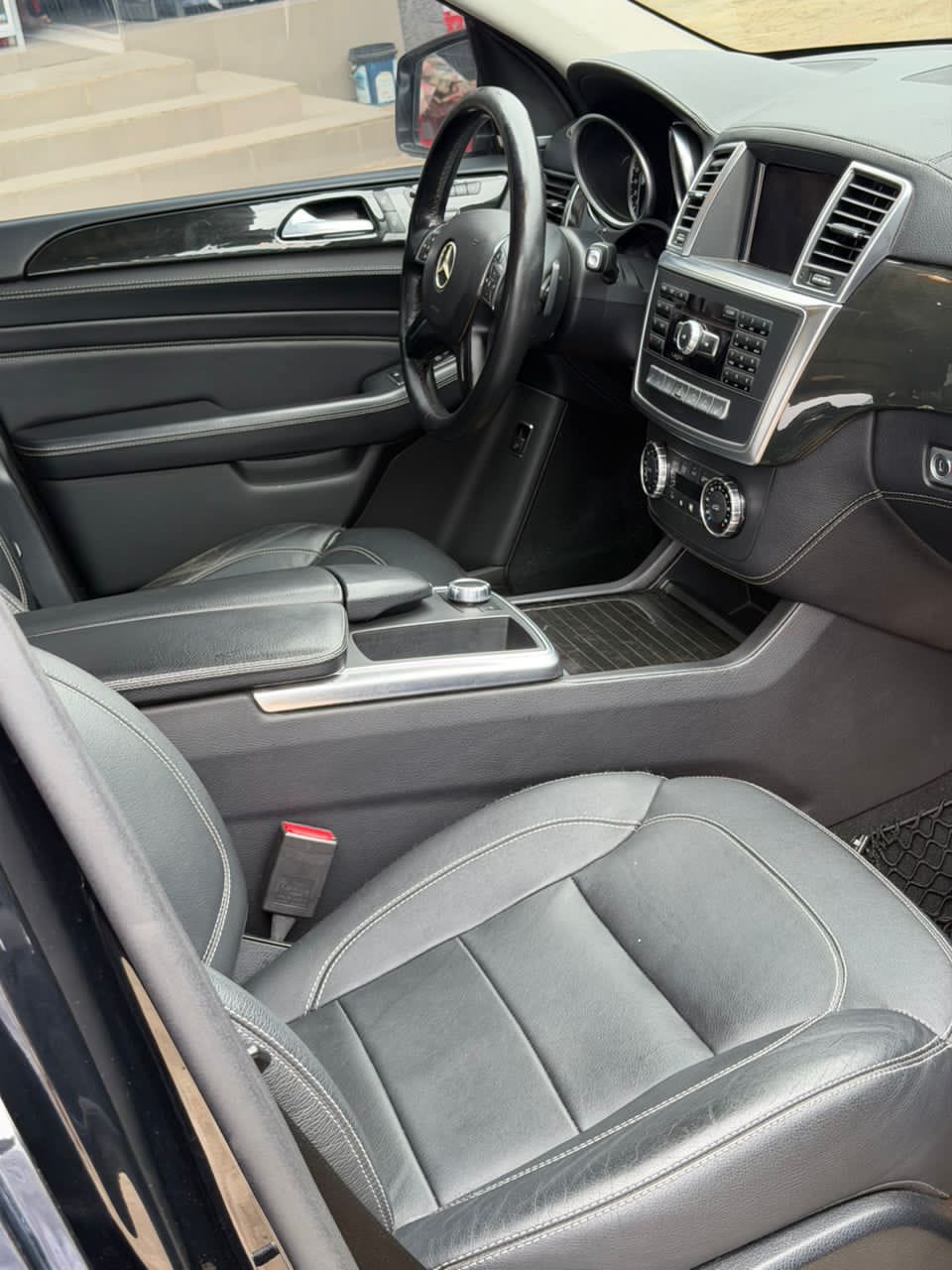 
								Super clean distress ML400 2015  Price 15.5m full									