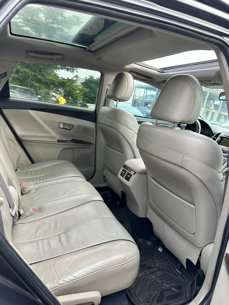 
								Full option XLE Venza 2010 model now available.. first body paint with duty 9.7m only full									