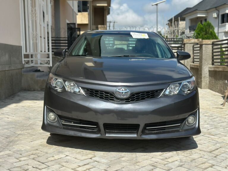 EXTREMELY SHARP  GRADE FOREIGN USED 2013 ON BELT TOYOTA CAMRY SE, MINT INTERIOR, NO SINGLE 9JA PAINT WITH UNTAMPARED ENGINE ND GEAR.GOING FOR JUST 13.5M ONLY