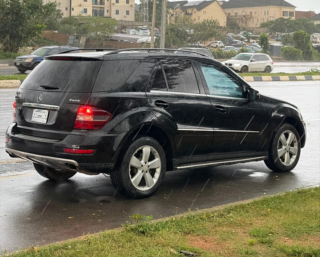 
								NEATLY USED 2010 MERCEDES-BENZ ML350 WITH PROPER DOCUMENTATION GOING FOR 7.5M ABUJA DEAL full									
