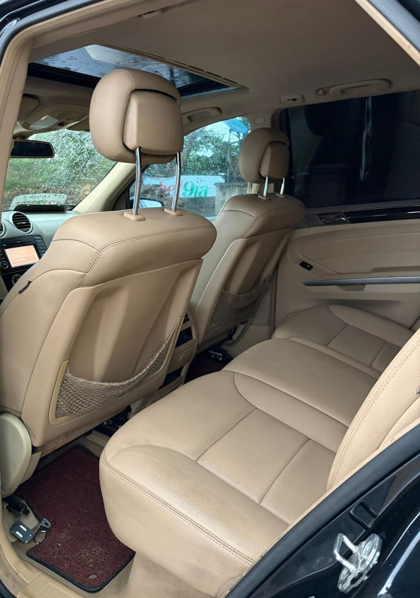 
								NEATLY USED 2010 MERCEDES-BENZ ML350 WITH PROPER DOCUMENTATION GOING FOR 7.5M ABUJA DEAL full									