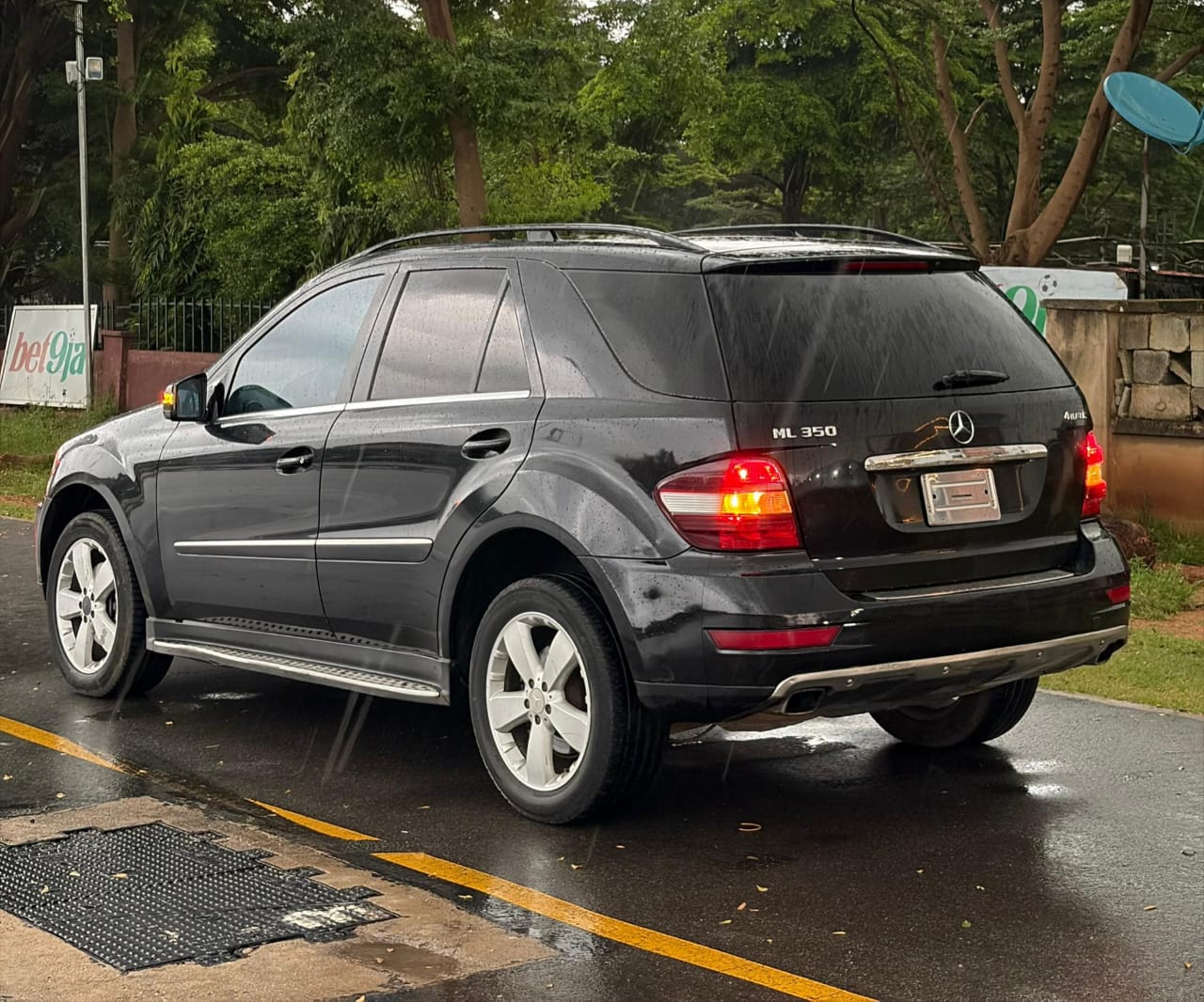 
								NEATLY USED 2010 MERCEDES-BENZ ML350 WITH PROPER DOCUMENTATION GOING FOR 7.5M ABUJA DEAL full									