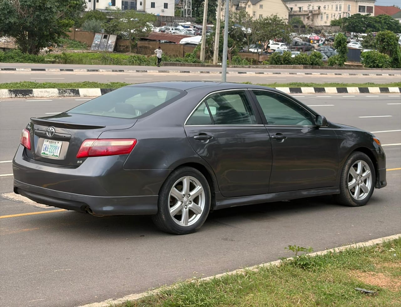 
								NEATLY USED 2009 TOYOTA CAMRY SE NOTHING TO FIX WITH ORIGINAL CUSTOM DUTY GOING FOR 6.9M ABUJA DEAL full									