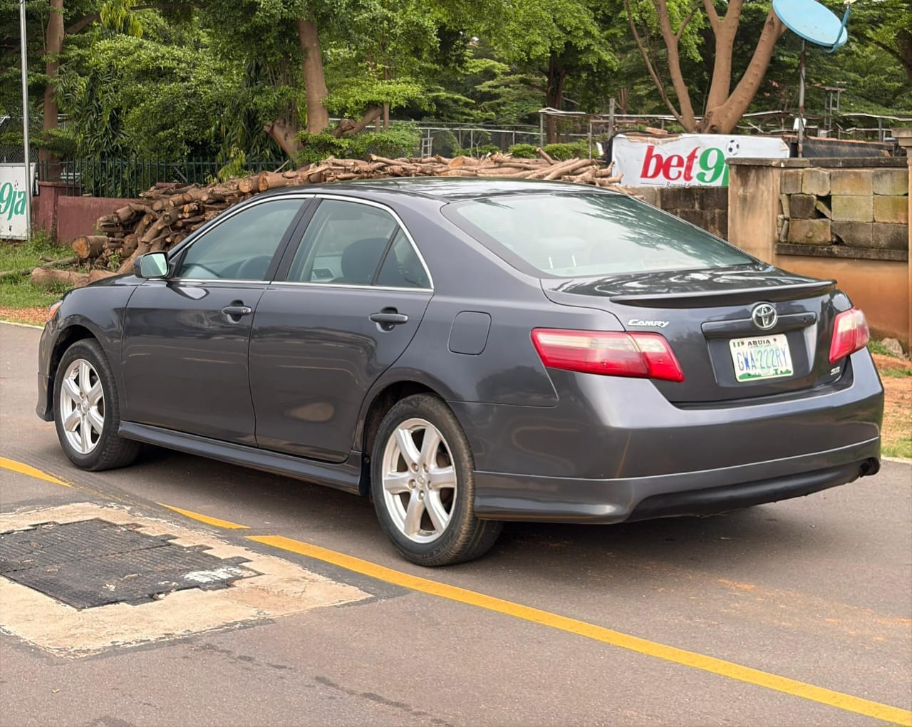 
								NEATLY USED 2009 TOYOTA CAMRY SE NOTHING TO FIX WITH ORIGINAL CUSTOM DUTY GOING FOR 6.9M ABUJA DEAL full									