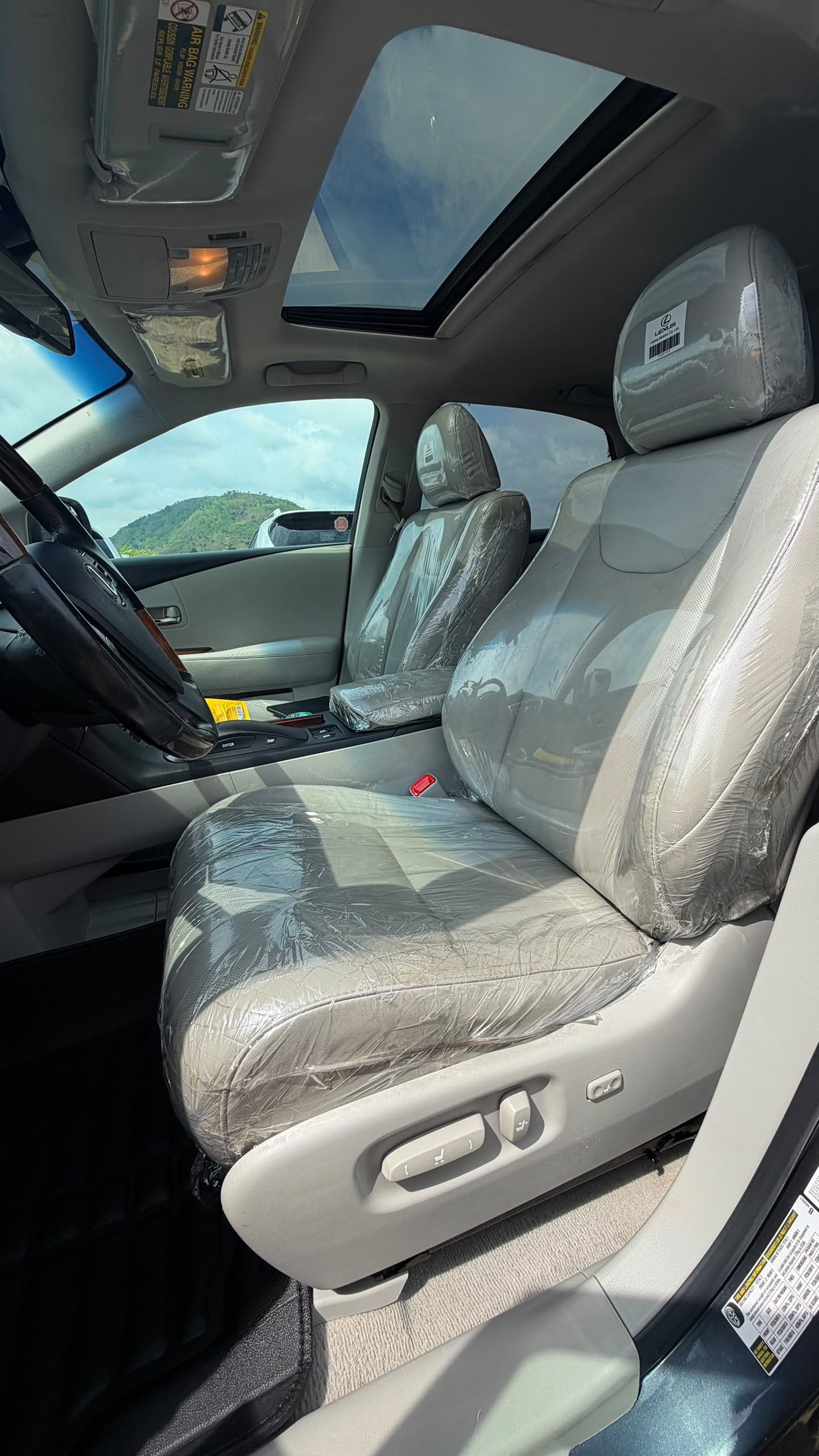 
								FOREIGN USED 2010 LEXUS RX350 WITH PUSH TO START, SUNROOF, LOW MILEAGE, MOUSE CONTROL AND VERIFIED DUTY VALID FOR 18.5 MILLION NAIRA ONLY full									