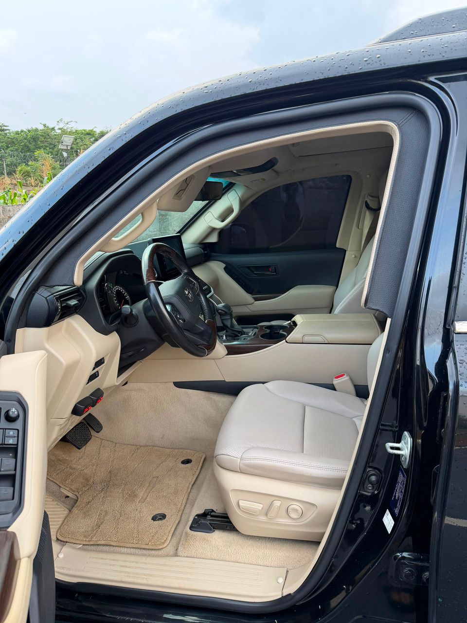 
								2022 BULLETPROOF Land Cruiser VX-R Twin Turbo 3Months used   Original duty 📃  PRICE: 210M 💰  Abuja deal 📍   Nationwide delivery full									