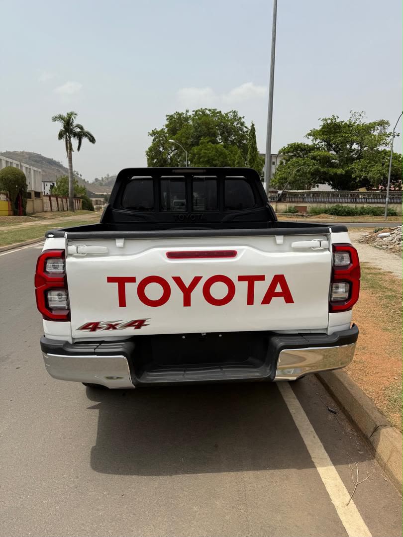 
								2017 uplifted to 2021 Toyota hilux  Untampered 4 plugs Engine  Manual transmission  Toks standard  35M full									