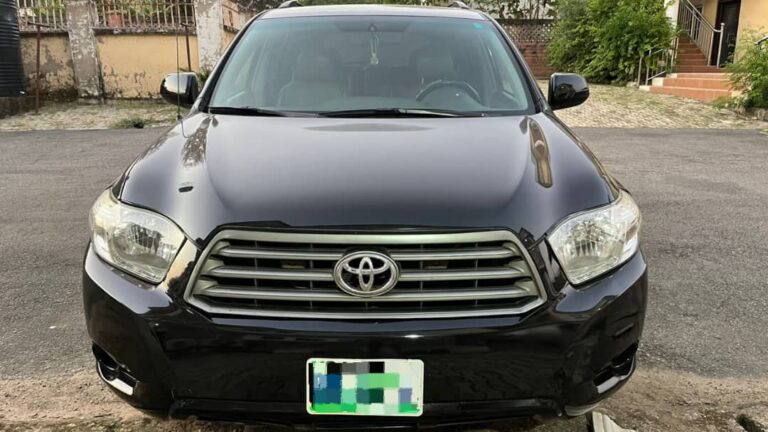 Quick Sale ‼️   ✨ Distress sale Direct Belgium 2010 Toyota Highlander with Sunroof 💢 Key Entry Clean interior & Exterior  Price 9m only  Location 📍 Abuja deal
