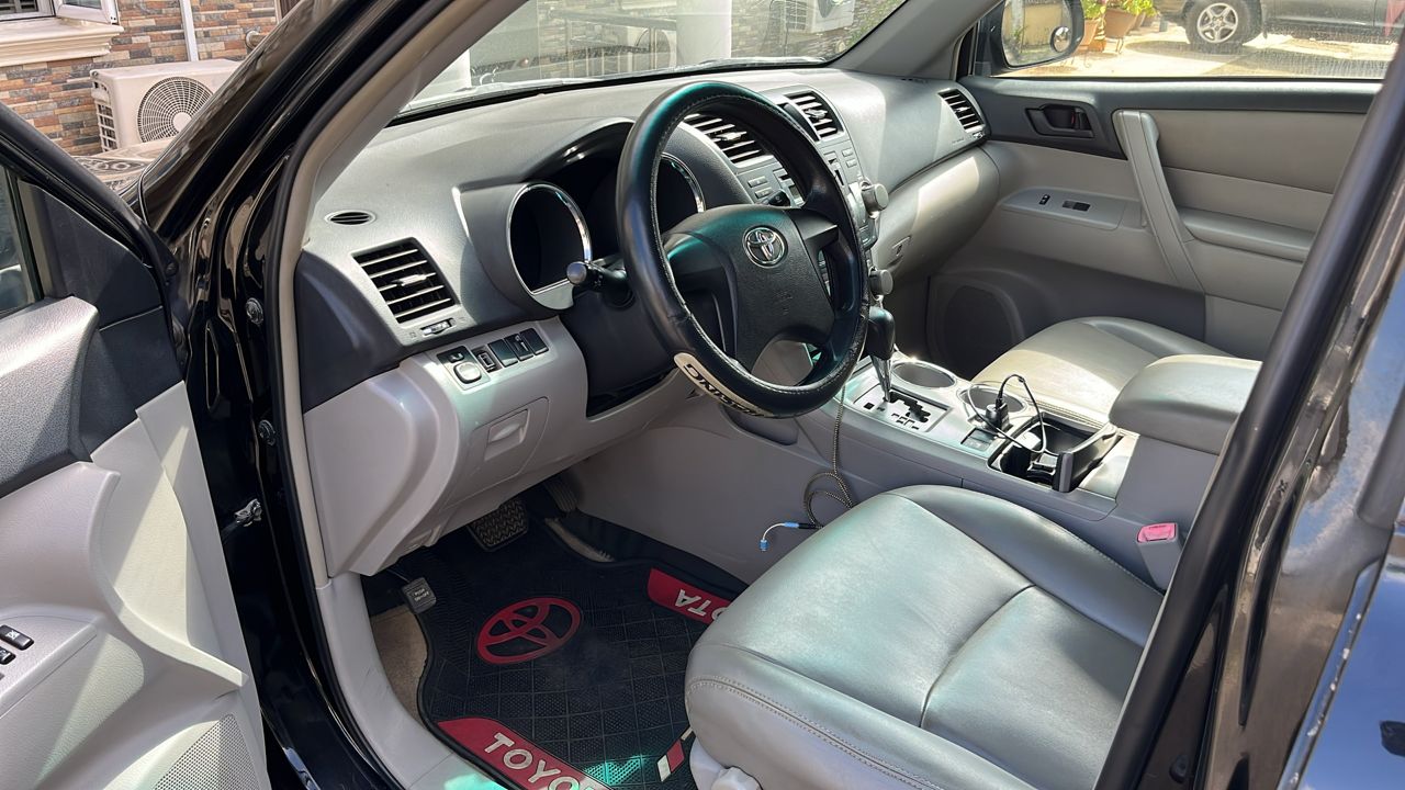 
								Quick Sale ‼️   ✨ Distress sale Direct Belgium 2010 Toyota Highlander with Sunroof 💢 Key Entry Clean interior & Exterior  Price 9m only  Location 📍 Abuja deal full									