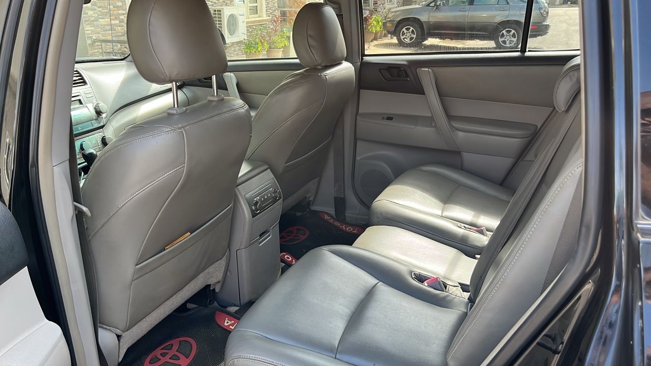 
								Quick Sale ‼️   ✨ Distress sale Direct Belgium 2010 Toyota Highlander with Sunroof 💢 Key Entry Clean interior & Exterior  Price 9m only  Location 📍 Abuja deal full									