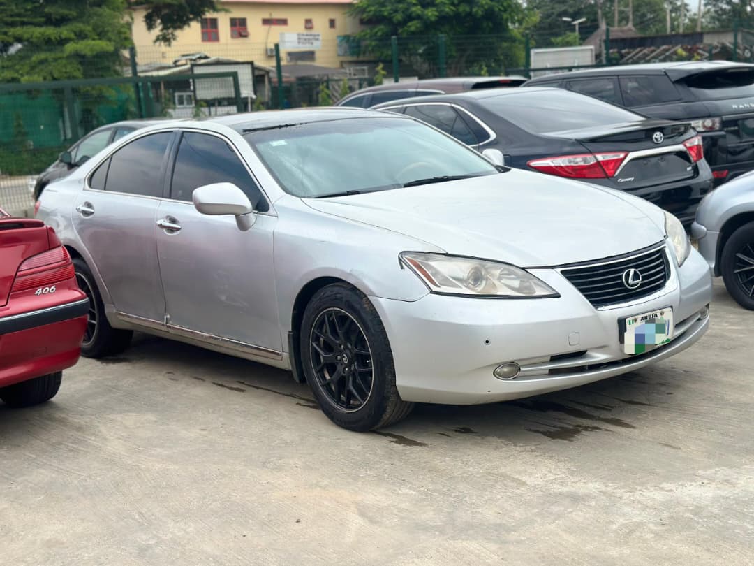 
								Clean used 2008 Lexus es350 with clean black leather seats interior and untempered engine and gear ac working everything working perfectly buy and drive.  💰 7.5 million naira only  📍 Abuja full									