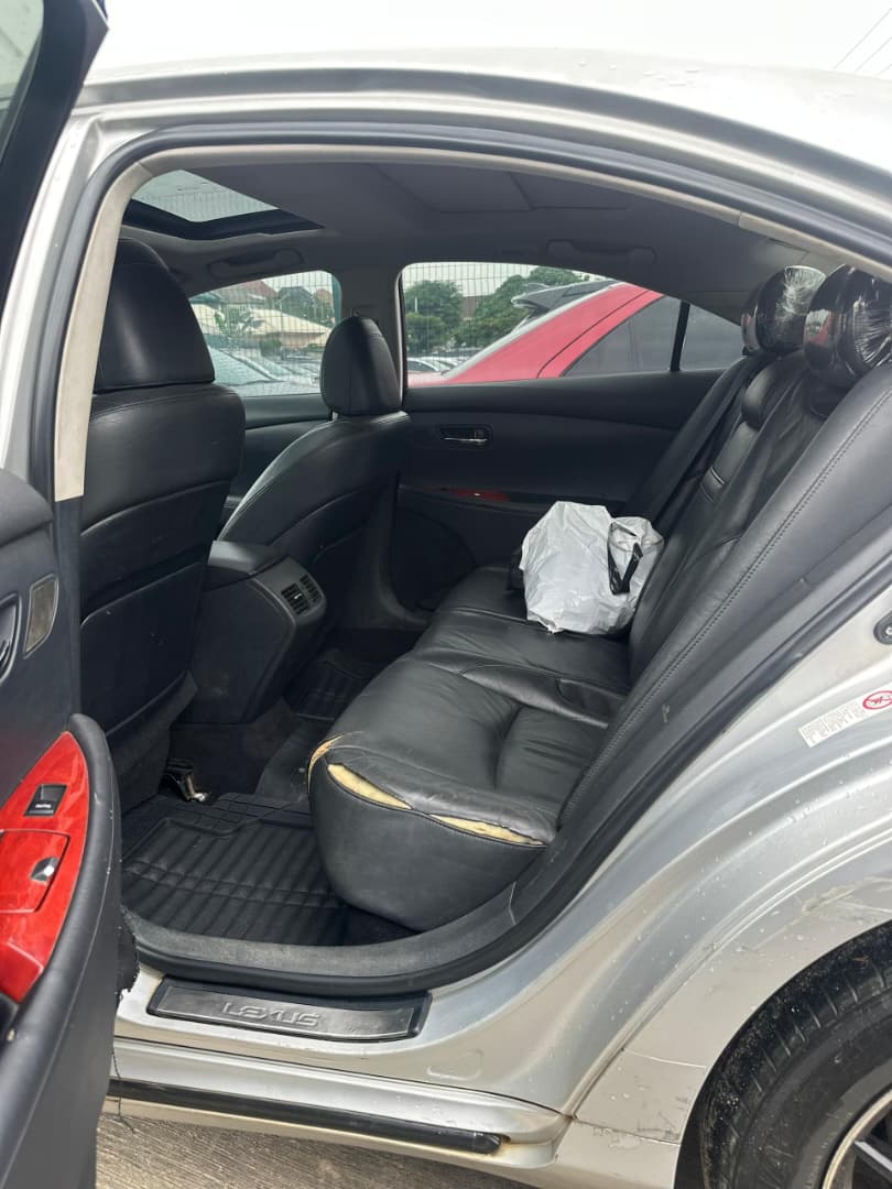 
								Clean used 2008 Lexus es350 with clean black leather seats interior and untempered engine and gear ac working everything working perfectly buy and drive.  💰 7.5 million naira only  📍 Abuja full									
