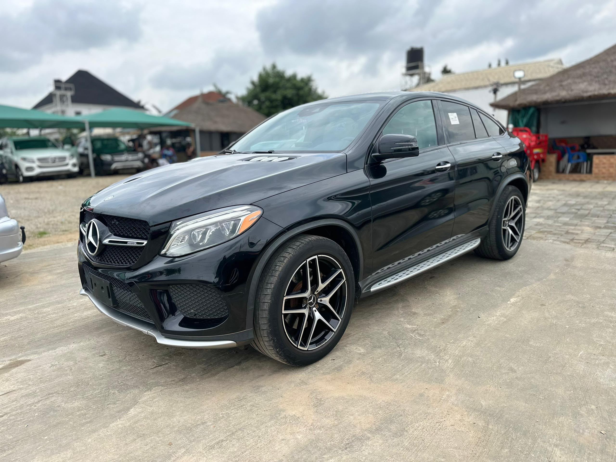 
								SUPER CLEAN 2017 MERCEDES BENZ GLE43 AMG EXTREMELY CLEAN WITH GENUINE DUTY ✅; KEYLESS, PANORAMIC ROOF, COLLISION ASSIST, APPLE CARPLAY, REAR VIEW CAMERA, REAR AC VENT AND MORE GOING FOR   💰48M 📍ABUJA GWARINPA full									