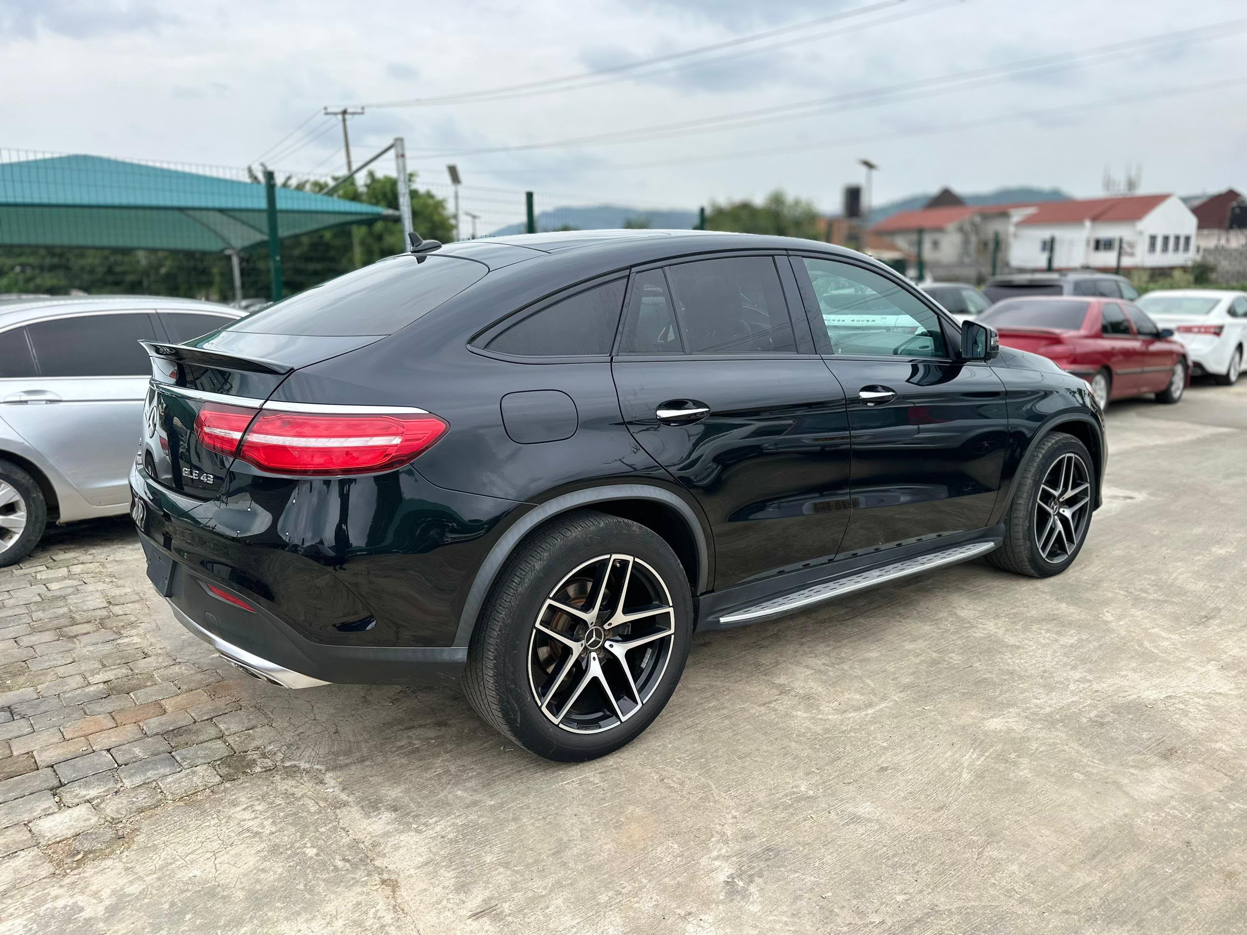 
								SUPER CLEAN 2017 MERCEDES BENZ GLE43 AMG EXTREMELY CLEAN WITH GENUINE DUTY ✅; KEYLESS, PANORAMIC ROOF, COLLISION ASSIST, APPLE CARPLAY, REAR VIEW CAMERA, REAR AC VENT AND MORE GOING FOR   💰48M 📍ABUJA GWARINPA full									