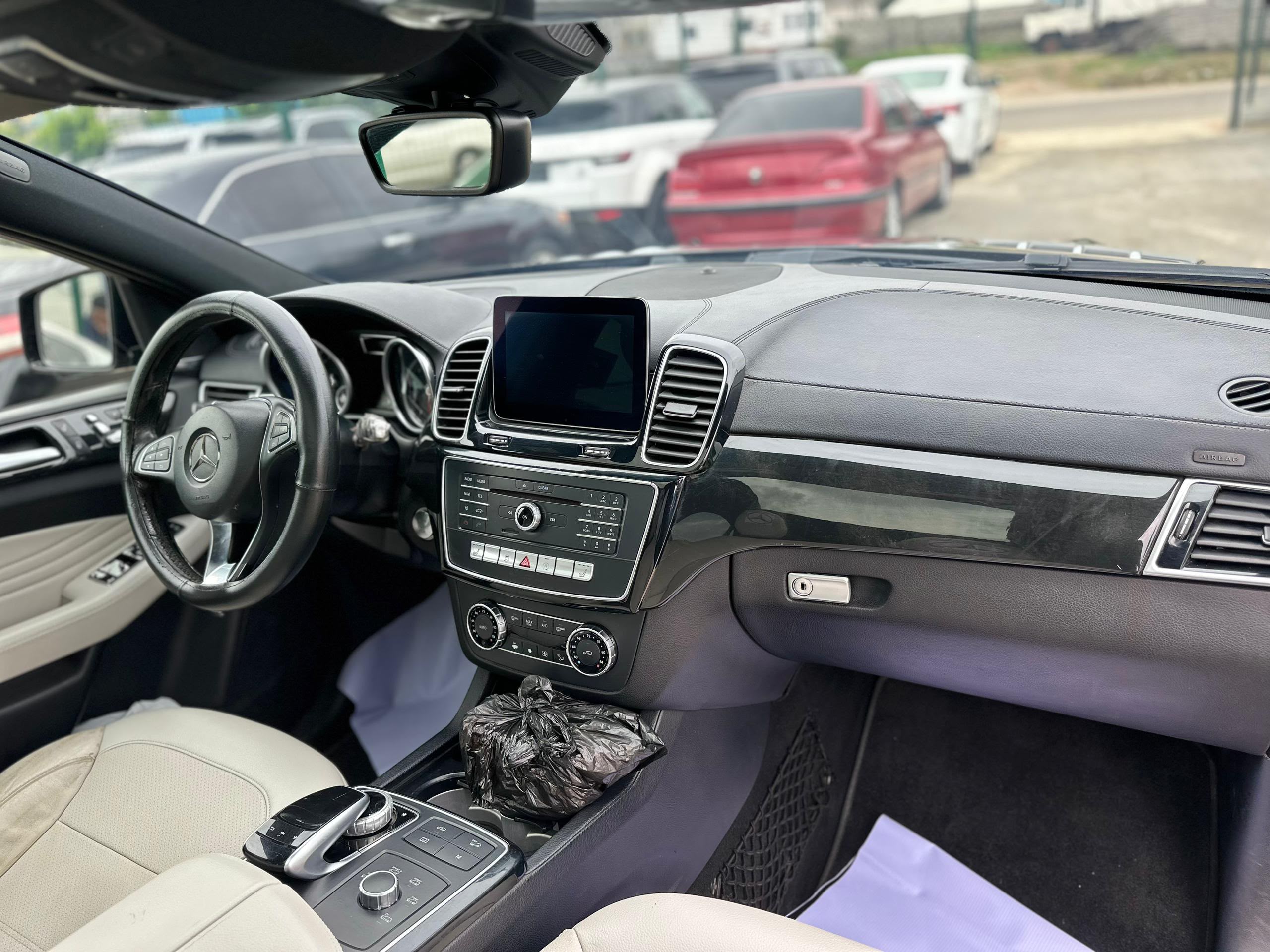 
								SUPER CLEAN 2017 MERCEDES BENZ GLE43 AMG EXTREMELY CLEAN WITH GENUINE DUTY ✅; KEYLESS, PANORAMIC ROOF, COLLISION ASSIST, APPLE CARPLAY, REAR VIEW CAMERA, REAR AC VENT AND MORE GOING FOR   💰48M 📍ABUJA GWARINPA full									