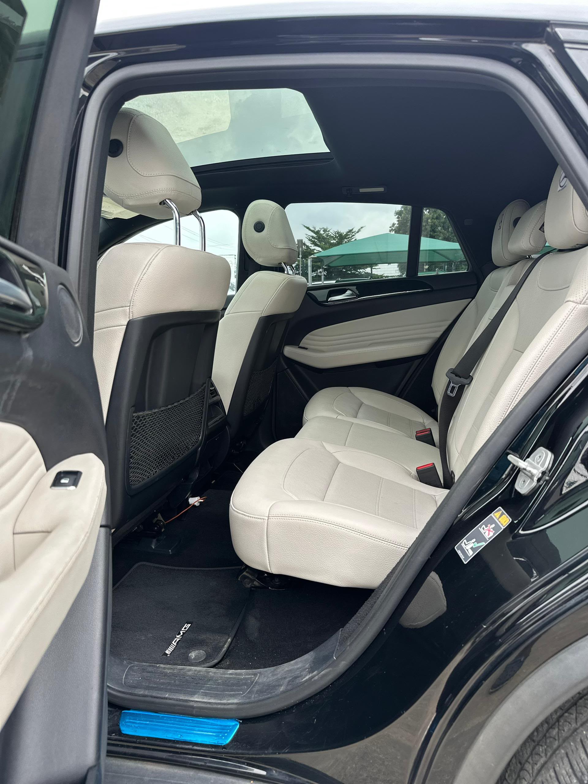 
								SUPER CLEAN 2017 MERCEDES BENZ GLE43 AMG EXTREMELY CLEAN WITH GENUINE DUTY ✅; KEYLESS, PANORAMIC ROOF, COLLISION ASSIST, APPLE CARPLAY, REAR VIEW CAMERA, REAR AC VENT AND MORE GOING FOR   💰48M 📍ABUJA GWARINPA full									