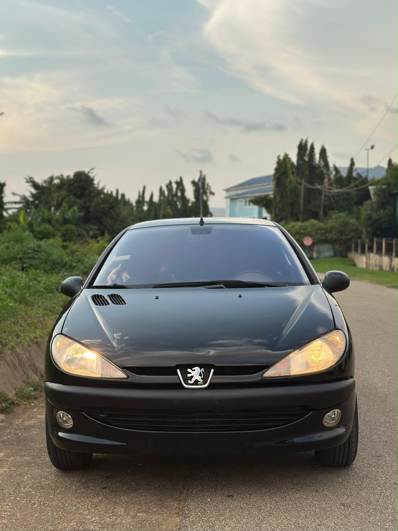 
								Neatly Used Peugeot 206 2004 for just 3.7m Abuja full									