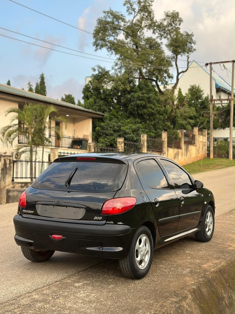 
								Neatly Used Peugeot 206 2004 for just 3.7m Abuja full									