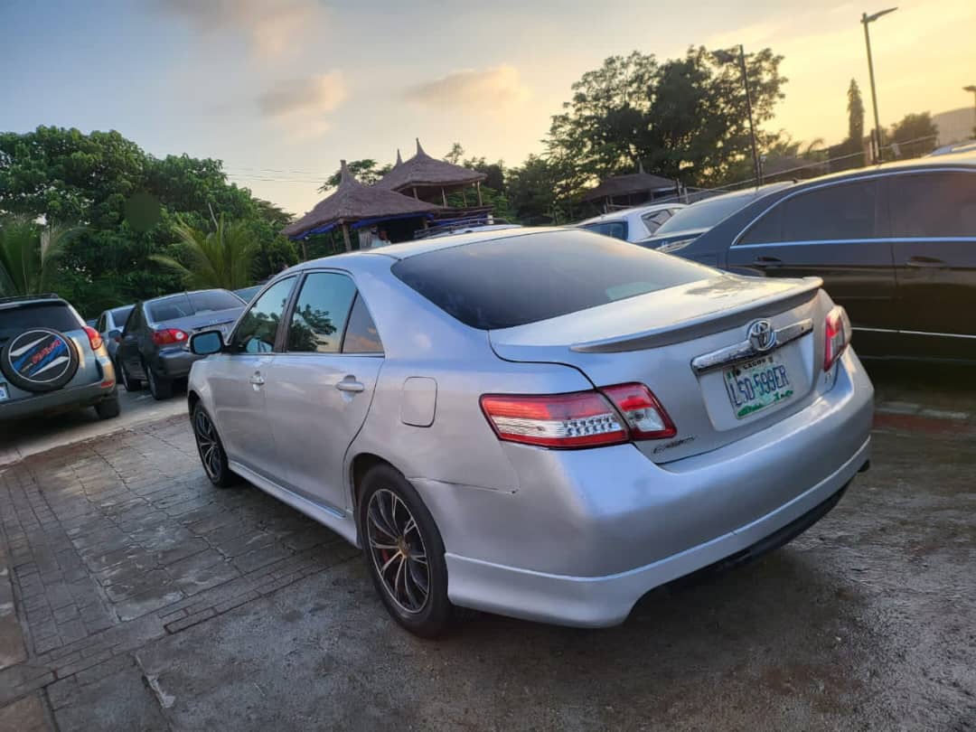 
								Distress Neatly used 2009 Toyota camry sport with super sound untampered v6 engine, transmission and chilling ac @4.350m. Abuja! full									