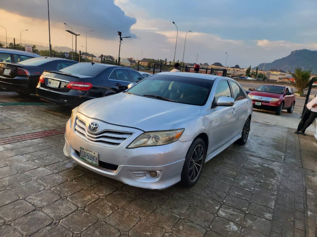 
								Distress Neatly used 2009 Toyota camry sport with super sound untampered v6 engine, transmission and chilling ac @4.350m. Abuja! full									