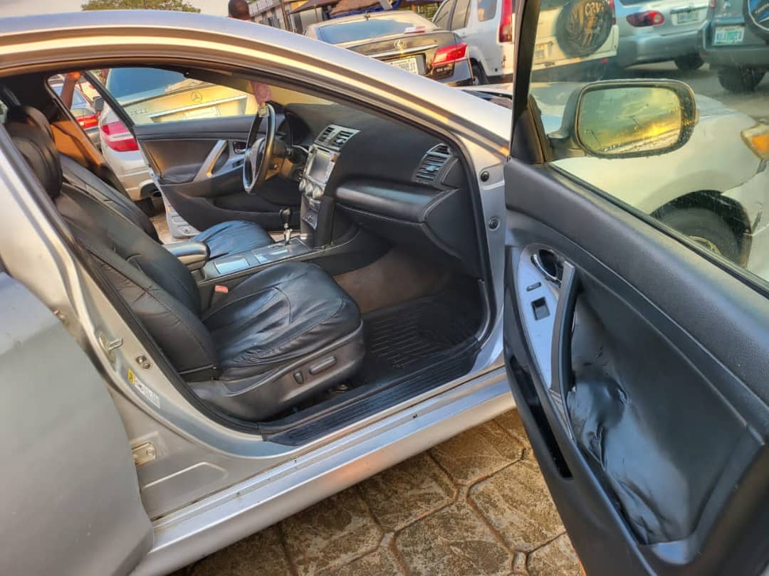 
								Distress Neatly used 2009 Toyota camry sport with super sound untampered v6 engine, transmission and chilling ac @4.350m. Abuja! full									