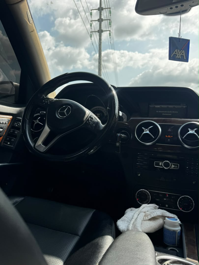 
								Giveaway Deal‼️‼️‼️ Carefully Used 2014/15 Mercedes Benz GLK350 (4Matic) car is pristine condition (Key Entry Power Booth & Double Pano) buy and drive with original duty going for just 11m Last to my pocket with sambo (Moveable) Lugbe Abuja📍 ZERO CHAIN DEAL full									