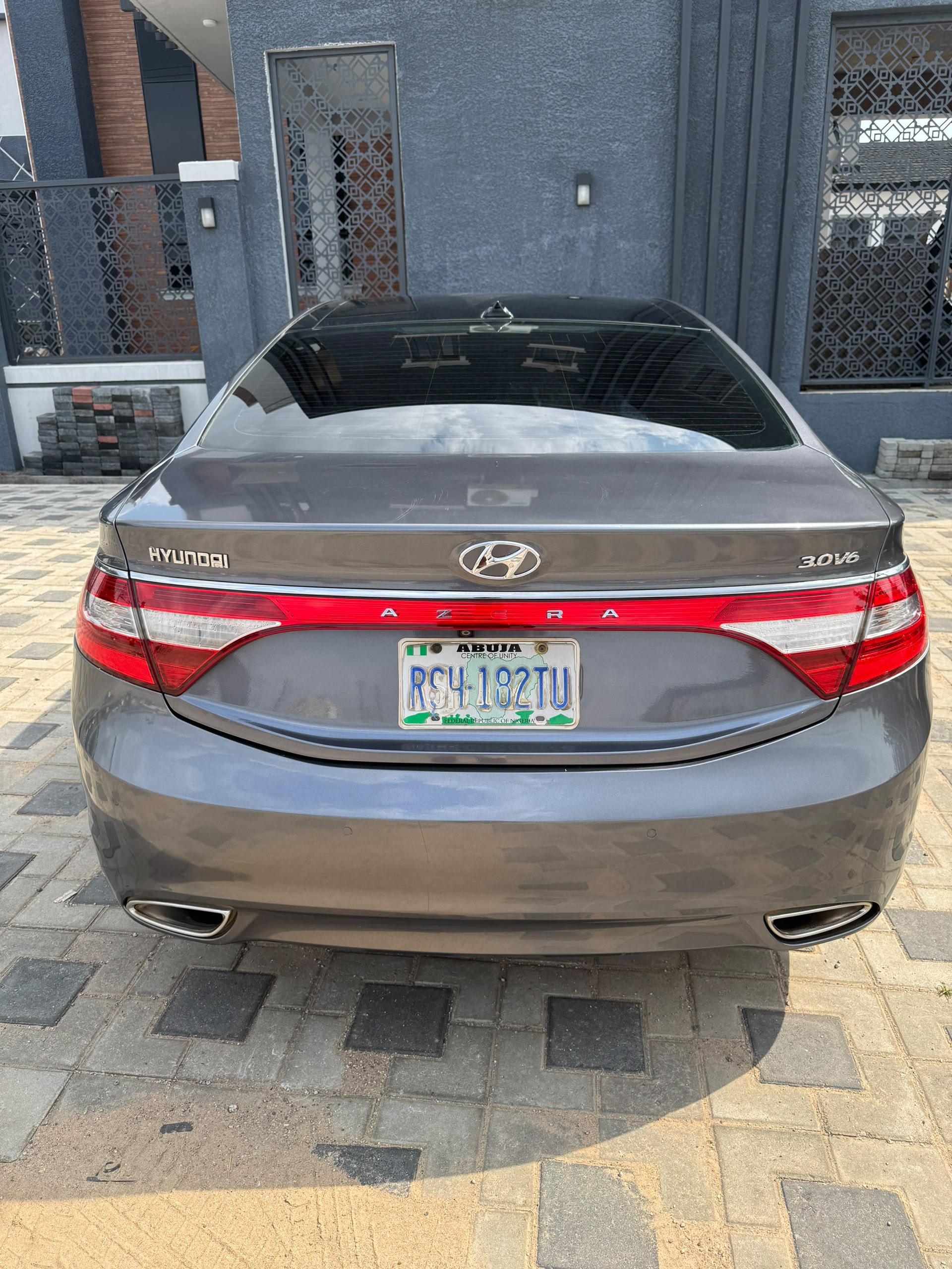 
								Neatly Used 2012 Hyundai Azera, V6 engine!! First body!! Full pano!! Push to start!! All in good condition, Buy and travel. Price~ 9.7M  Settlement~ 200k Location~ Kubwa, Abuja. full									