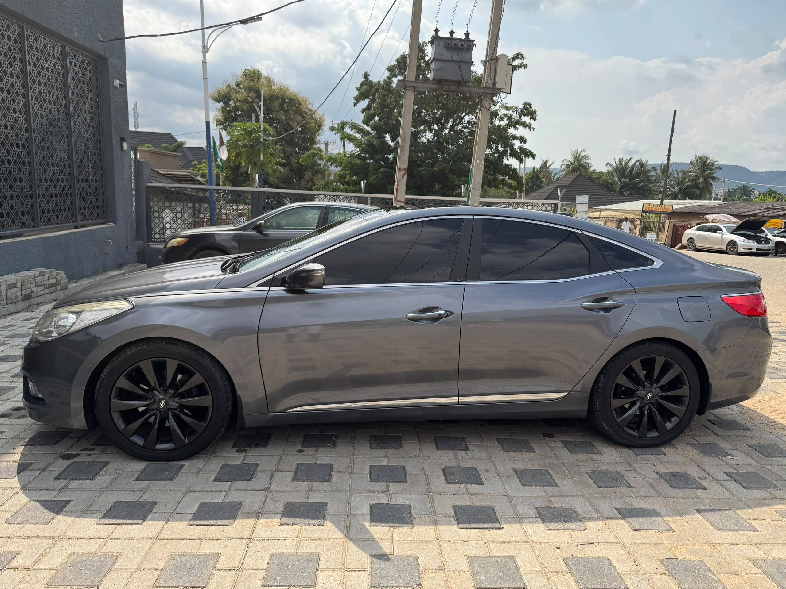 
								Neatly Used 2012 Hyundai Azera, V6 engine!! First body!! Full pano!! Push to start!! All in good condition, Buy and travel. Price~ 9.7M  Settlement~ 200k Location~ Kubwa, Abuja. full									