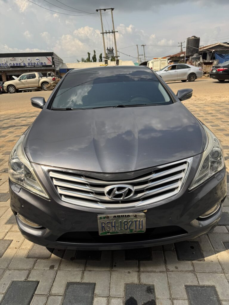 Neatly Used 2012 Hyundai Azera, V6 engine!! First body!! Full pano!! Push to start!! All in good condition, Buy and travel. Price~ 9.7M  Settlement~ 200k Location~ Kubwa, Abuja.