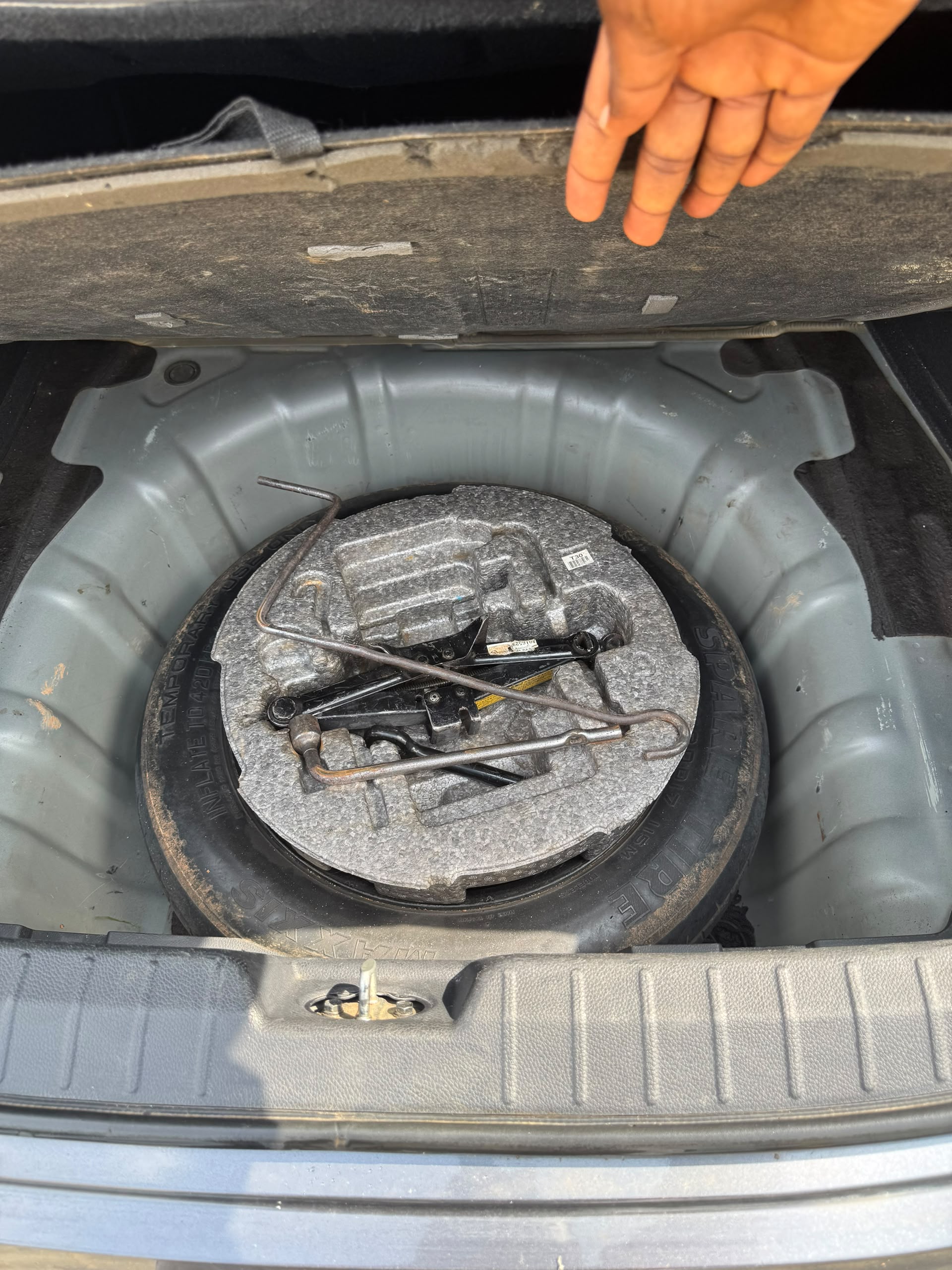 
								Neatly Used 2012 Hyundai Azera, V6 engine!! First body!! Full pano!! Push to start!! All in good condition, Buy and travel. Price~ 9.7M  Settlement~ 200k Location~ Kubwa, Abuja. full									