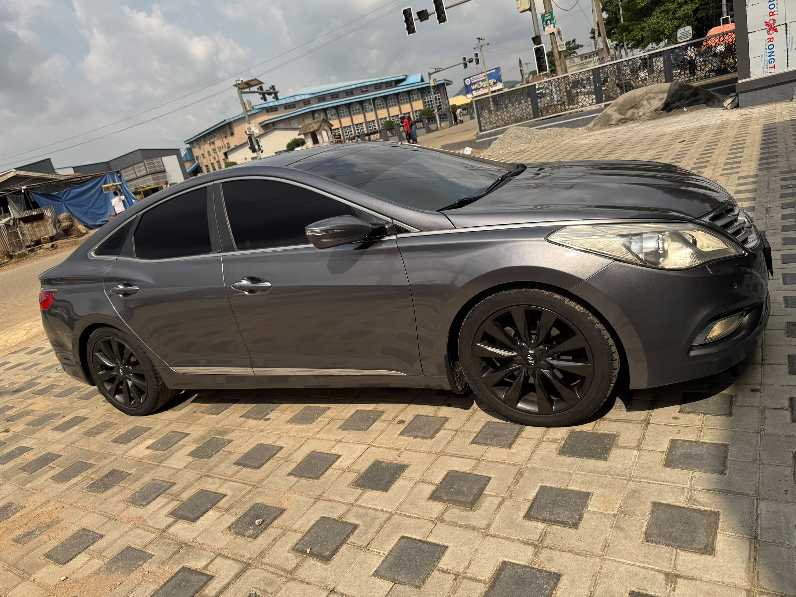 
								Neatly Used 2012 Hyundai Azera, V6 engine!! First body!! Full pano!! Push to start!! All in good condition, Buy and travel. Price~ 9.7M  Settlement~ 200k Location~ Kubwa, Abuja. full									