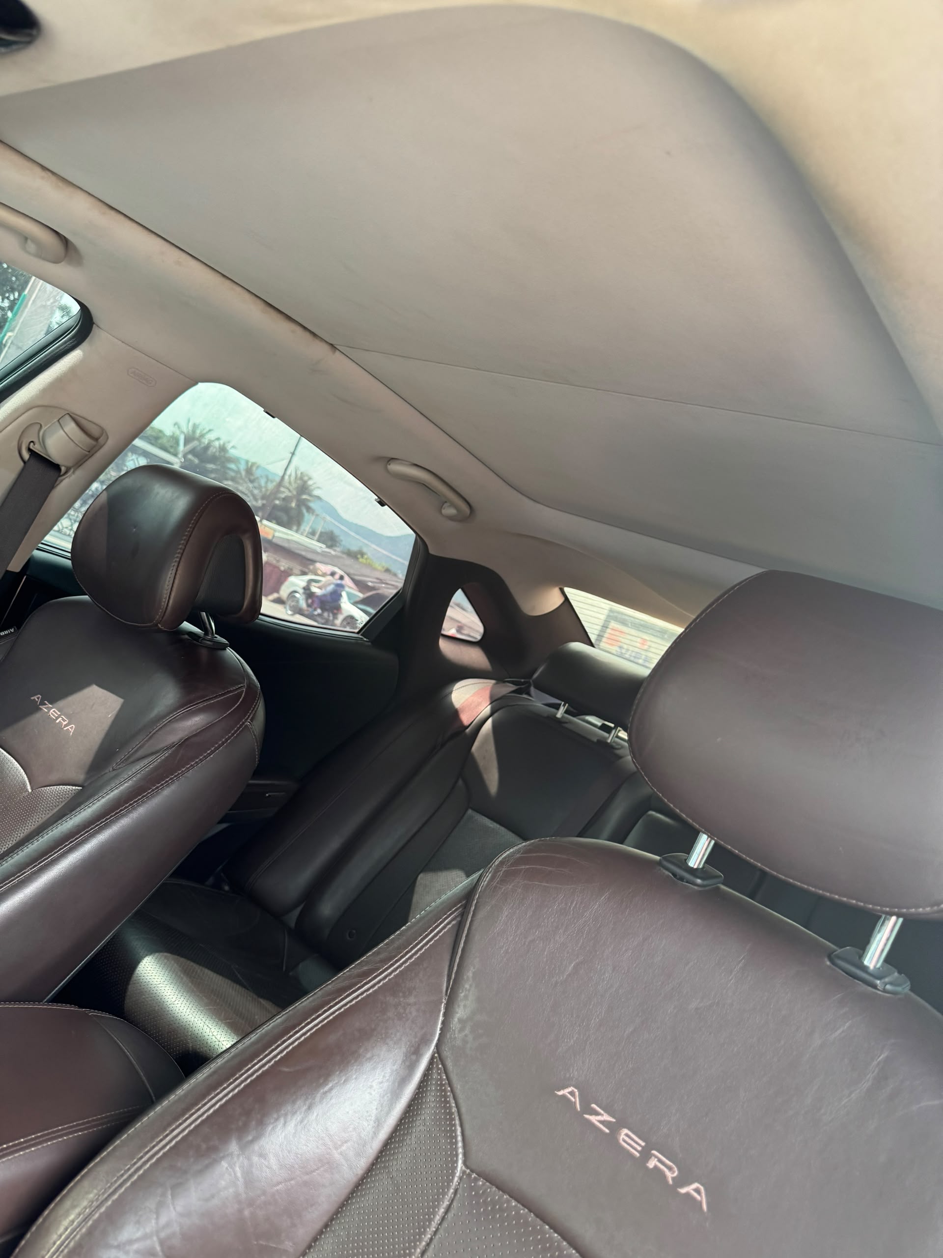 
								Neatly Used 2012 Hyundai Azera, V6 engine!! First body!! Full pano!! Push to start!! All in good condition, Buy and travel. Price~ 9.7M  Settlement~ 200k Location~ Kubwa, Abuja. full									